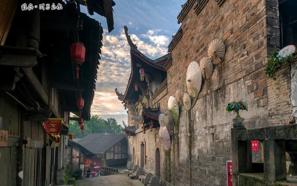 仰望上海首家中心店开业：U8、U9同框 百万气质拉满